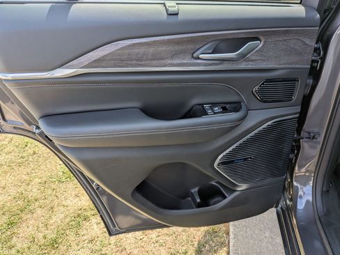 Used 2023 Jeep Grand Cherokee Overland w/ Adv Protech Group III image 28