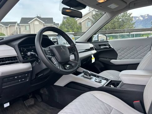 Used 2025 Mitsubishi Outlander 4WD Plug-In Hybrid image 16