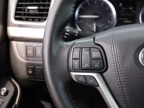 Used 2019 Toyota Highlander XLE AWD/4WD image 14