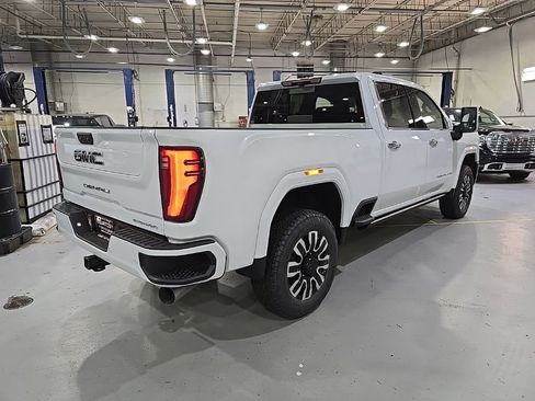 New 2026 GMC Sierra 3500 Denali Ultimate AWD/4WD image 7