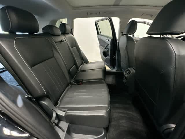 Used 2024 Volkswagen Tiguan SE w/ Panoramic Sunroof Package AWD/4WD image 25