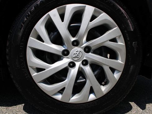 Used 2017 Toyota Corolla LE w/ Carpet Mat Package (TMS) FWD image 19