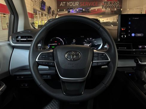 Used 2025 Toyota Sienna XLE FWD image 39