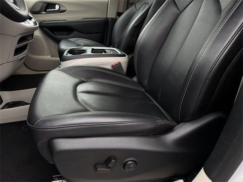 Used 2024 Chrysler Pacifica Touring-L image 23
