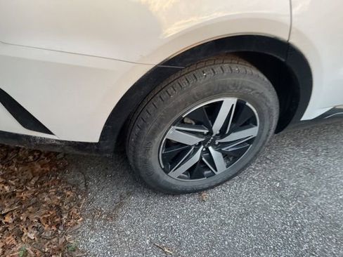 Used 2023 Kia Sorento S w/ Panoramic Sunroof Package image 9