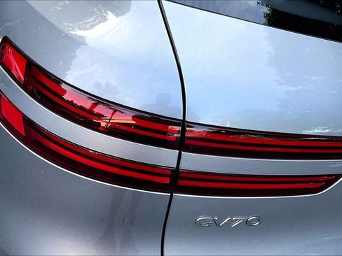 Used 2022 Genesis GV70 3.5T Sport w/ Sport Prestige Package AWD/4WD image 29