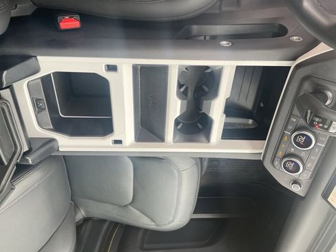 Used 2025 Land Rover Defender 110 X-Dynamic SE image 23