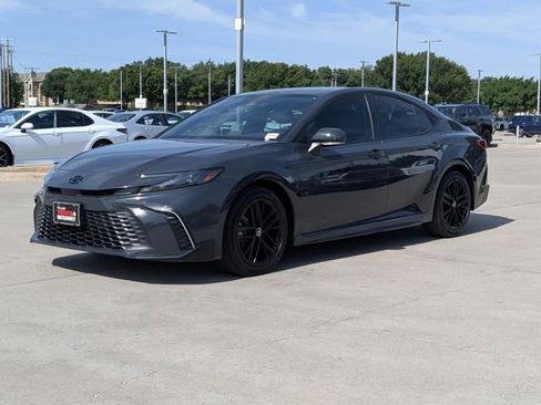 Used 2025 Toyota Camry SE w/ Convenience Package FWD image 10