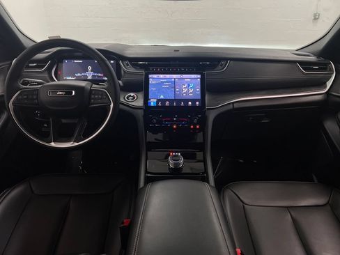 Used 2025 Jeep Grand Cherokee Limited w/ Black Appearance Package RWD image 15