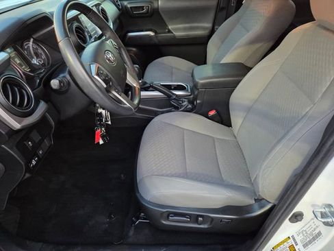 Used 2022 Toyota Tacoma SR5 RWD image 8