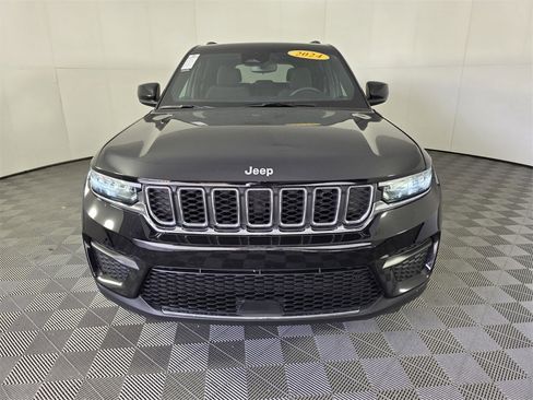 Certified 2024 Jeep Grand Cherokee Laredo X image 2