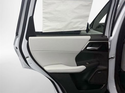 New 2025 Mitsubishi Outlander SE image 32