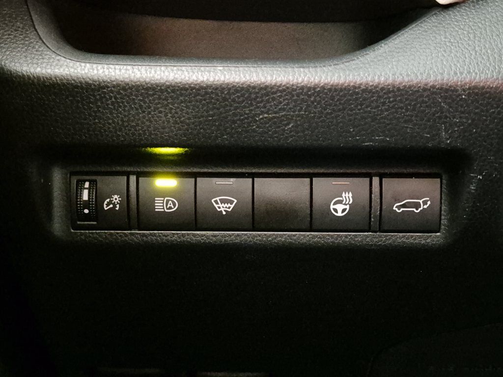 Used 2019 Toyota RAV4 XLE Premium w/ Cold Weather Package AWD/4WD image 18