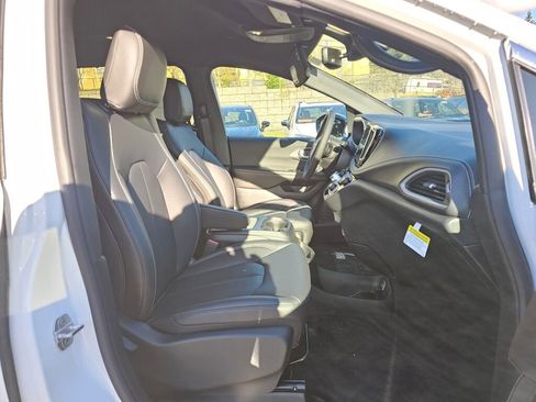 New 2026 Chrysler Pacifica Select image 11