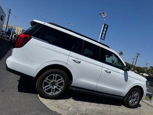 Used 2025 Ford Expedition Active AWD/4WD image 2