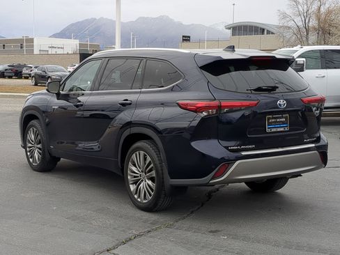 Used 2021 Toyota Highlander Platinum image 4