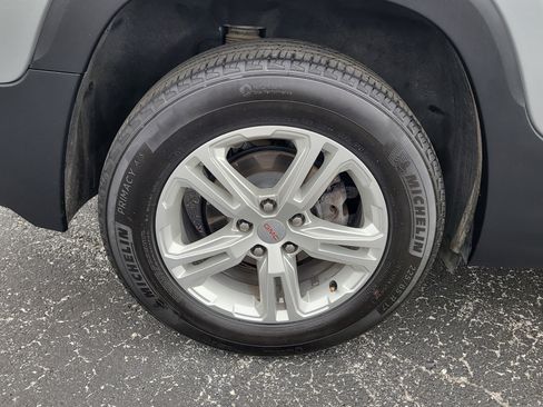 Used 2024 GMC Terrain SLE image 9