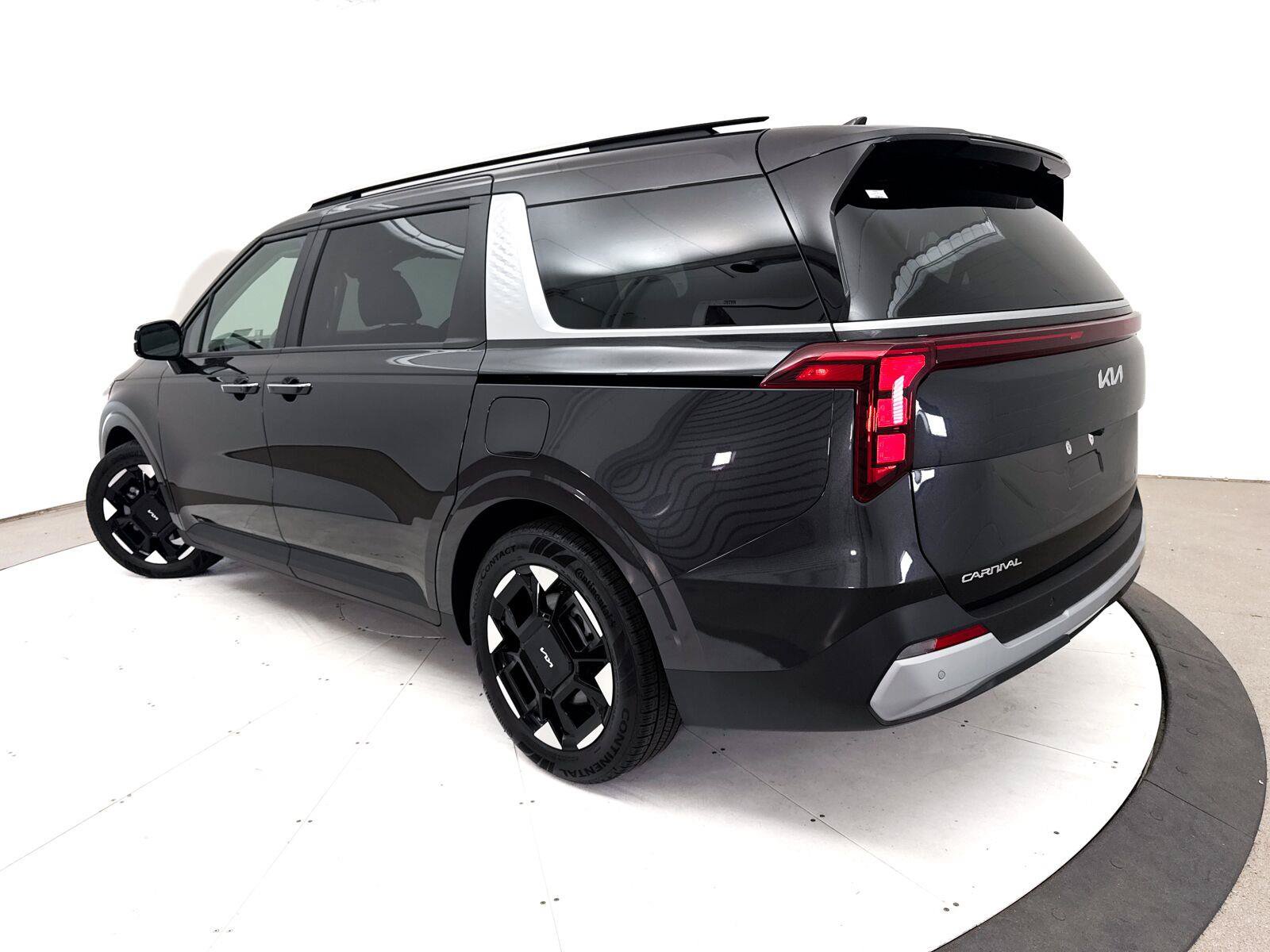 Used 2026 Kia Carnival EX FWD image 2