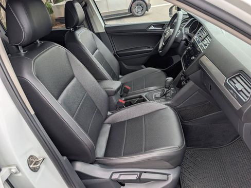 Used 2021 Volkswagen Tiguan SE w/ Panoramic Sunroof Package FWD image 9