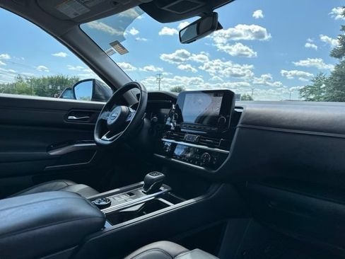 Used 2024 Nissan Pathfinder Platinum w/ Lighting Package (N92) AWD/4WD image 32