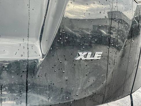 Used 2018 Toyota RAV4 XLE FWD image 25