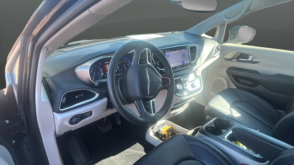 Used 2024 Chrysler Pacifica Touring-L FWD image 10