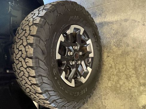 Used 2025 Jeep Wrangler Unlimited Rubicon AWD/4WD image 13
