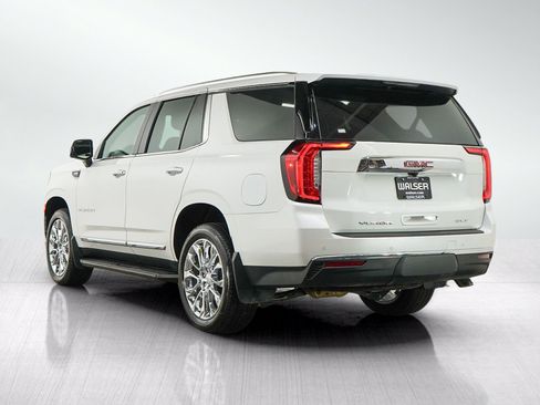 Used 2024 GMC Yukon SLT w/ SLT Luxury Package AWD/4WD image 3