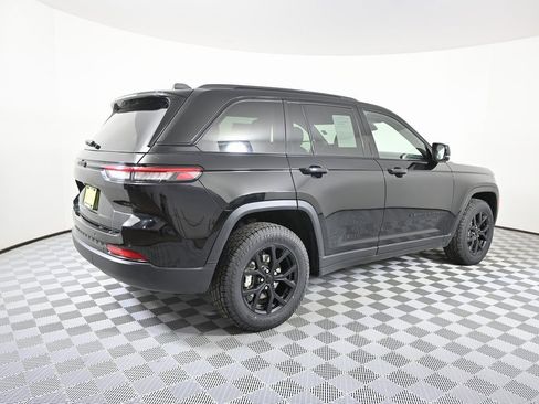 Used 2024 Jeep Grand Cherokee Altitude image 6