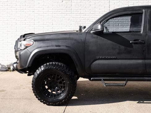 Used 2017 Toyota Tacoma SR5 w/ Tow Package image 10