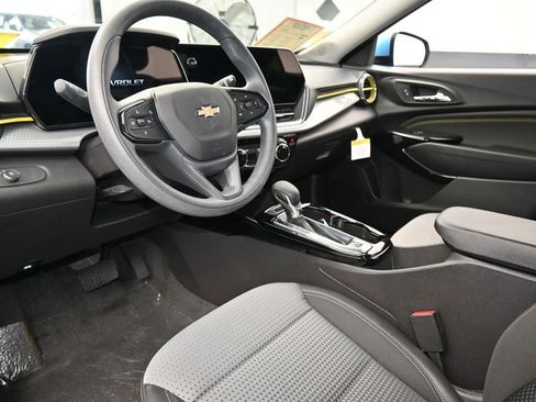 Used 2025 Chevrolet Trax LT image 12