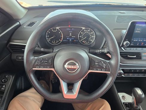 Used 2025 Nissan Altima 2.5 SV FWD image 16