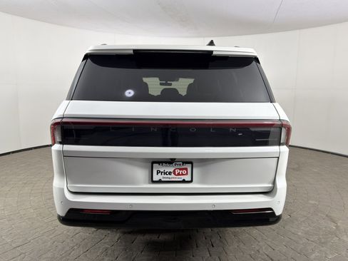 Used 2025 Lincoln Navigator L Reserve w/ Jet Appearance Package AWD/4WD image 5