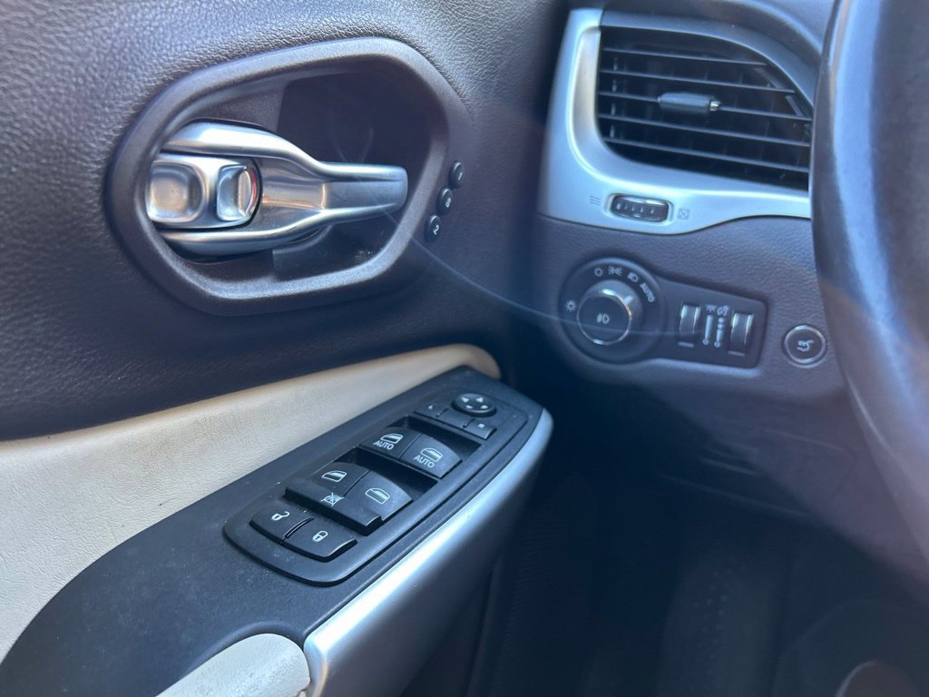 Used 2017 Jeep Cherokee Overland AWD/4WD image 32