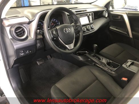 Used 2018 Toyota RAV4 LE image 6