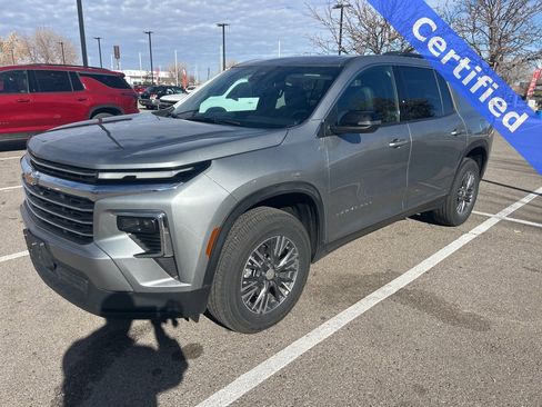 Used 2025 Chevrolet Traverse LT image 1