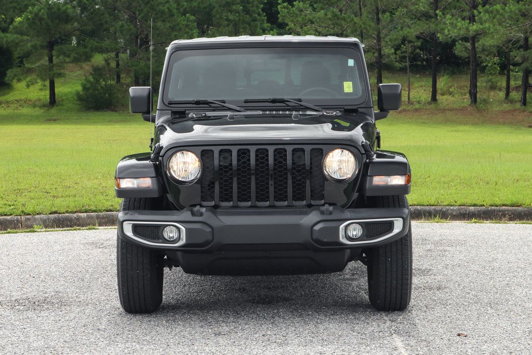 Used 2023 Jeep Gladiator Sport AWD/4WD image 2