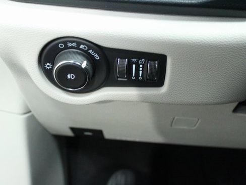 Used 2021 Chrysler Pacifica Touring-L image 17