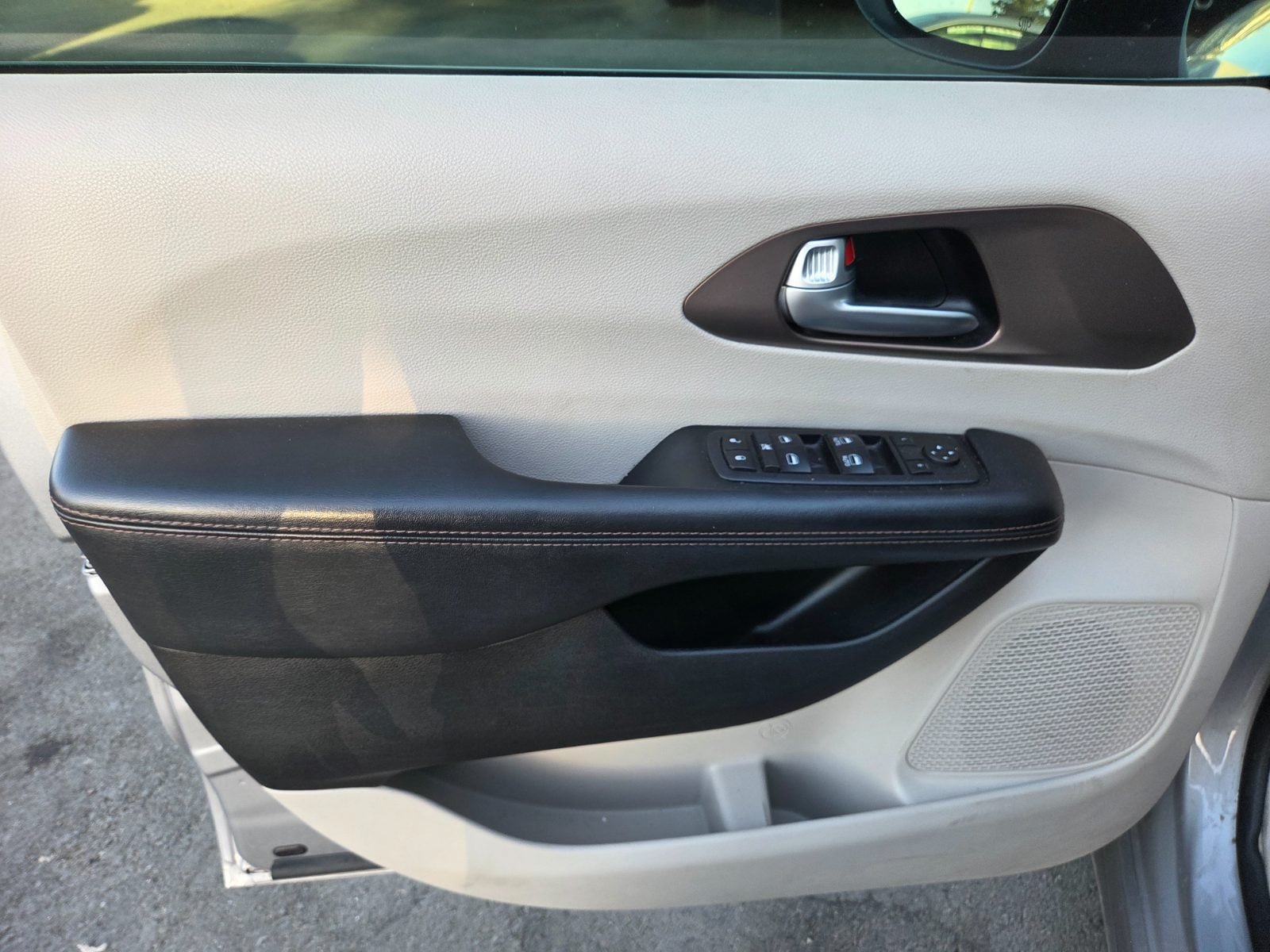 Used 2017 Chrysler Pacifica Touring FWD image 7