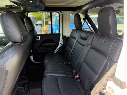 Used 2025 Jeep Wrangler Unlimited Sahara w/ Technology Group AWD/4WD image 5