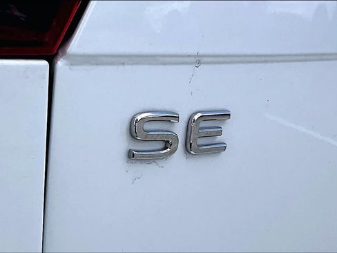 Used 2023 Volkswagen Tiguan SE w/ Panoramic Sunroof Package FWD image 9