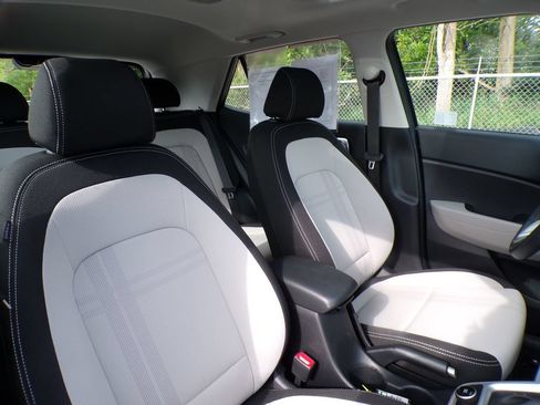 Used 2025 Hyundai Venue SEL FWD image 13