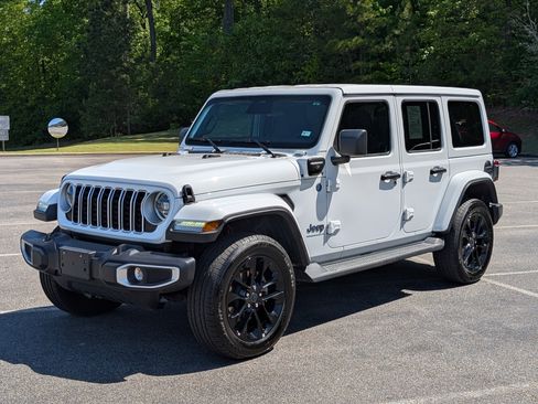 Used 2025 Jeep Wrangler Sahara AWD/4WD image 5
