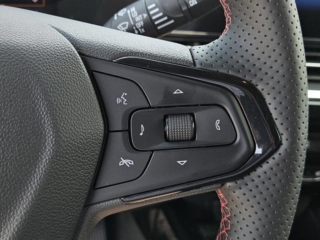 Used 2024 Chevrolet Trax RS w/ Sunroof Package FWD image 18