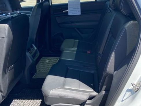 Used 2021 Volkswagen Atlas Cross Sport SE w/ Panoramic Sunroof Package FWD image 6