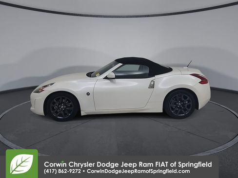 Used 2019 Nissan 370Z Touring RWD image 9