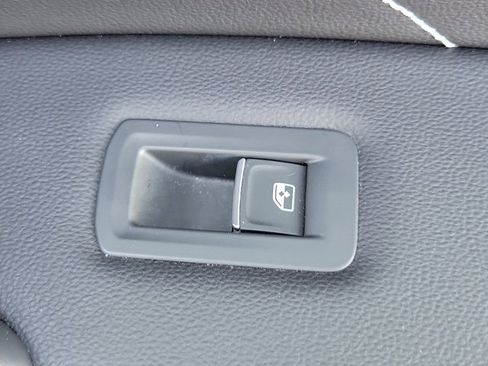 Certified 2023 Volkswagen Tiguan SE R-Line image 9