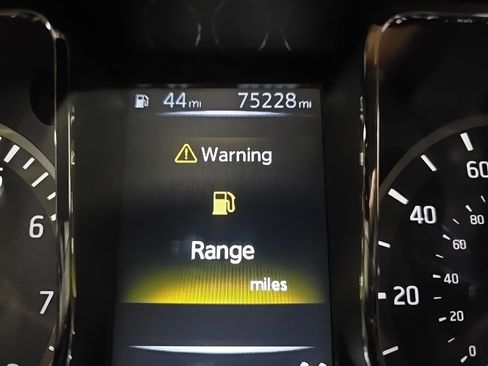 Used 2018 Nissan Titan SV image 22