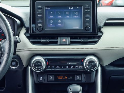 Used 2019 Toyota RAV4 XLE w/ Convenience Package FWD image 9