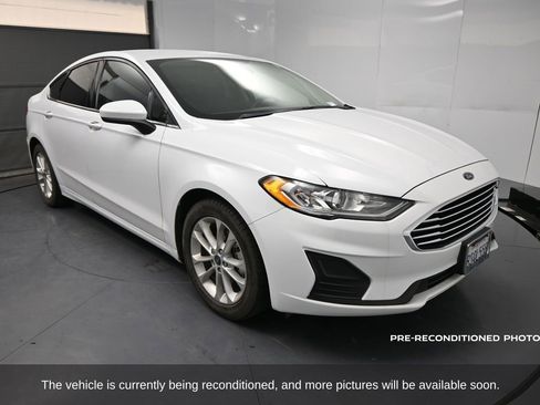 Used 2020 Ford Fusion SE image 2